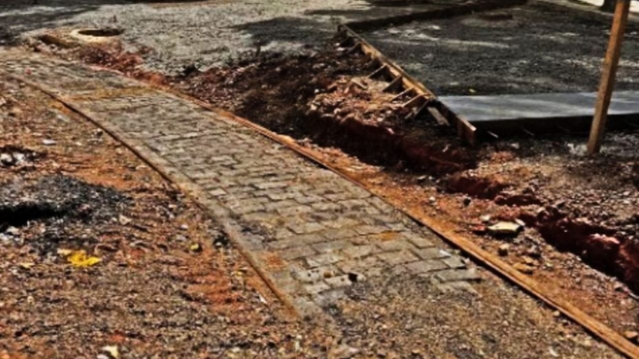 Trilhos de bonde da Light no Centro de SP revelam calçadões monitorados por arqueólogos e vestígios esquecidos.