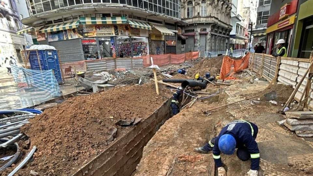 Trilhos de bonde da Light no Centro de SP revelam calçadões monitorados por arqueólogos e vestígios esquecidos.