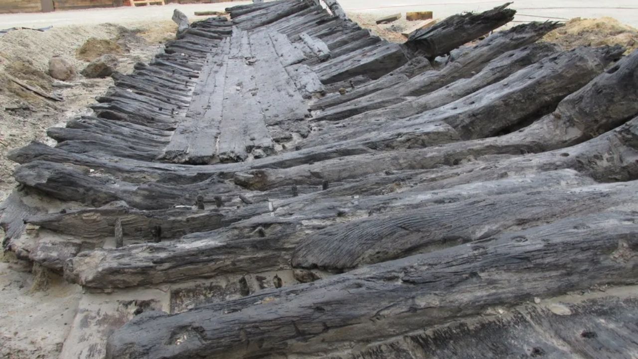 Ship in Alexandria reveals Potomac River, colonial warehouse, and old shoes under hotel construction.