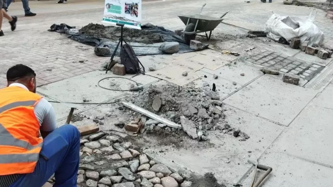 Calçamento no Centro Histórico de Porto Alegre transforma rua Doutor Flores em sítio arqueológico aberto.