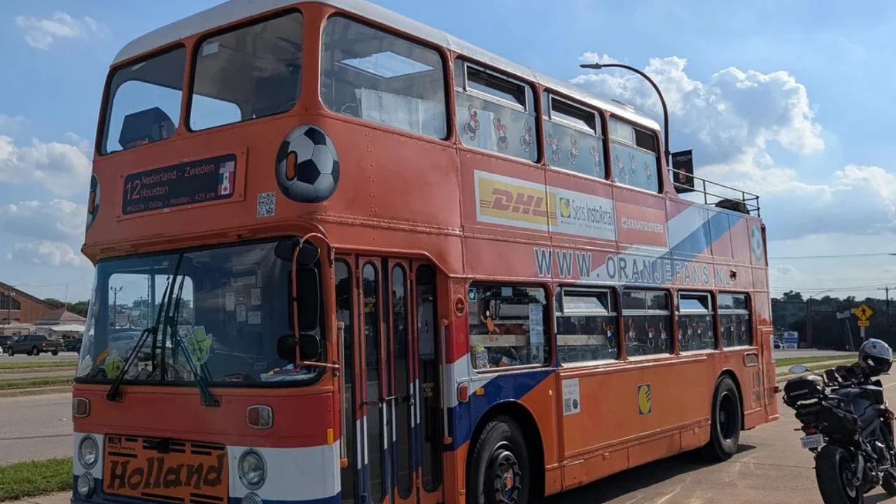 Ônibus laranja de dois andares cruza continentes, chega ao Texas para a Copa do Mundo e vira atração em Houston após acompanhar torcedores da Holanda por mais de 20 anos em viagens pelo Brasil, Inglaterra, Catar e outros destinos