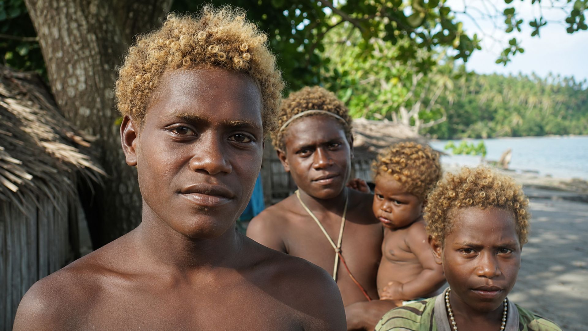 Os melanésios das Ilhas Salomão têm pele escura e cabelos loiros naturais, e a ciência aponta uma mutação genética própria, não herança europeia, como causa.