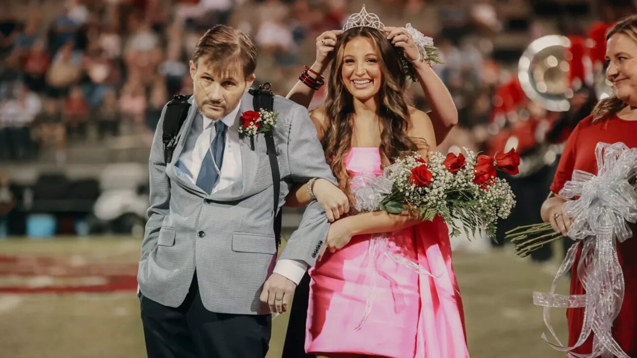 Pai em luta contra o câncer recusou o carrinho de golfe e atravessou o campo a pé ao lado da filha coroada rainha do baile no Alabama, em 2023.