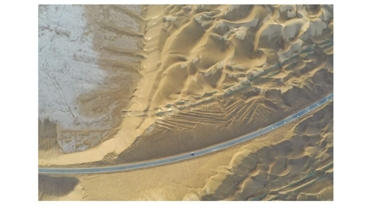 Foto aérea mostra nova auto-estrada atravessando o Deserto de Taklimakan, na Região Autônoma Uigur de Xinjiang, noroeste da China, 26 de junho de 2022.