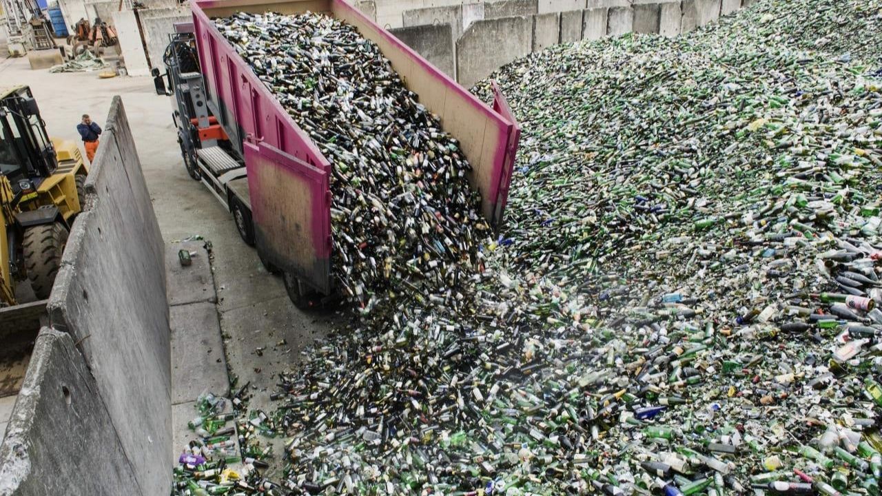 Switzerland leads recycling, while Brazil has selective collection but still sees waste going to landfill in an incomplete system.