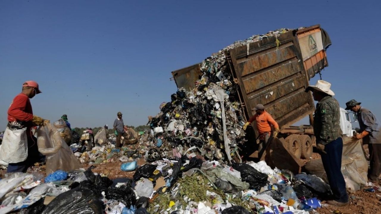 Switzerland leads recycling, while Brazil has selective collection but still sees waste going to landfill in an incomplete system.