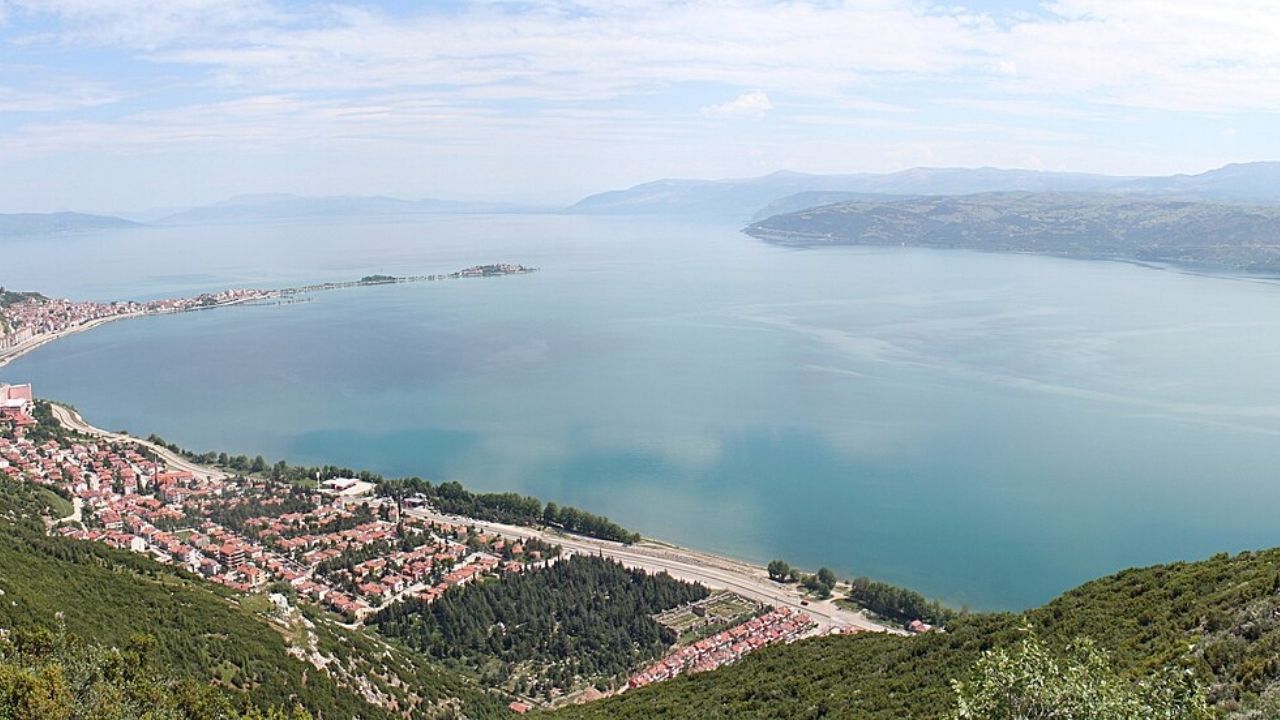 Lagos da Turquia: Lago Marmara seca, desertificação e crise hídrica expõem colapso hídrico.
