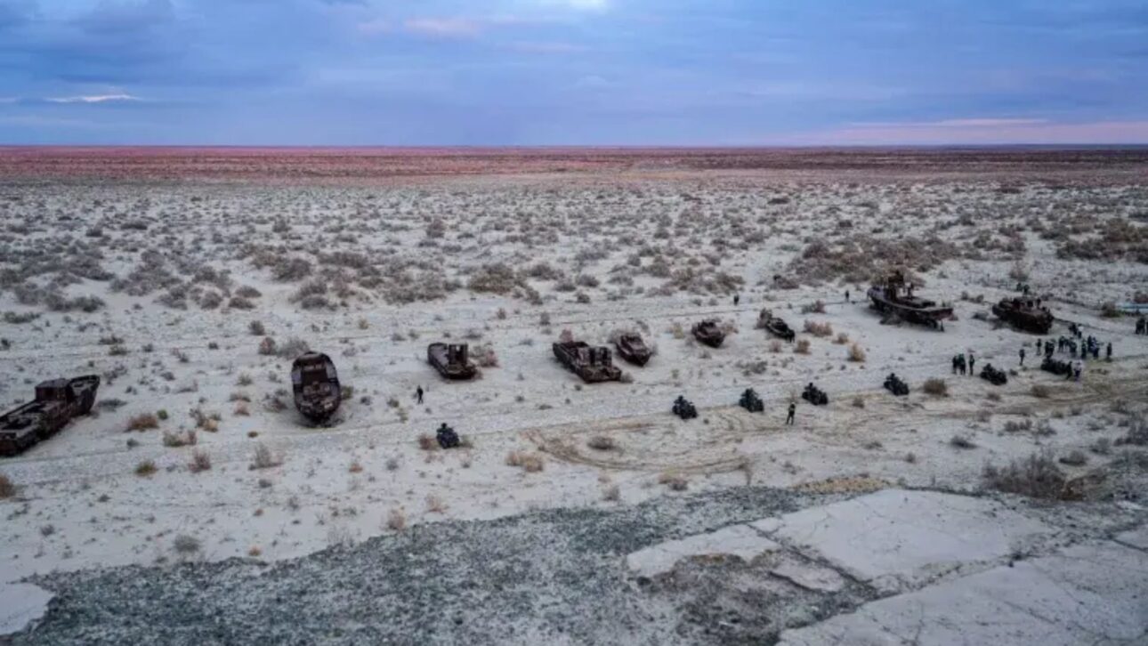 China e Uzbequistão plantam espécies tolerantes ao sal e usam energia solar no leito seco do Mar de Aral para conter tempestades de sal e recuperar a região.