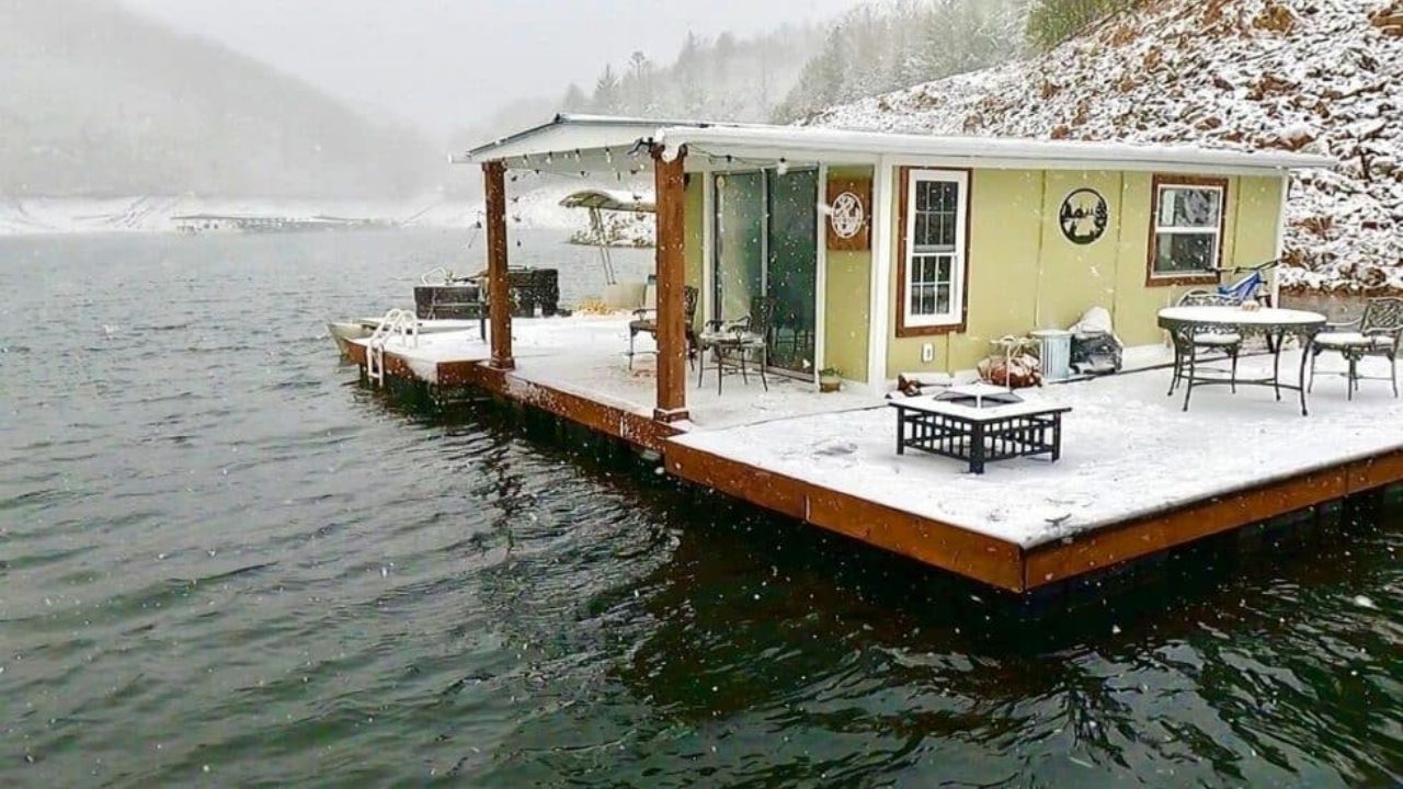 Para fugir do aluguel tradicional, casal comprou sem ver uma casa flutuante de 21 m², reformou tudo em 3 meses e passou a viver isolado em lago dos EUA, sem rede elétrica, sem sinal (4)