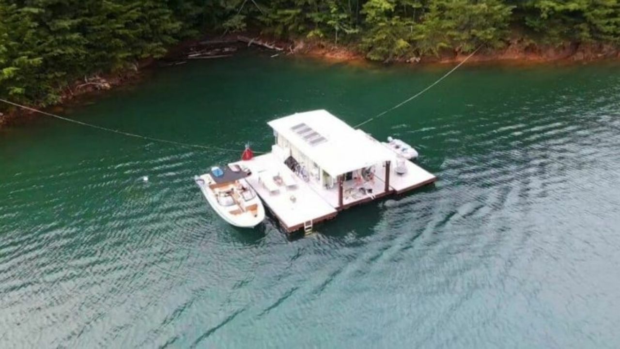 Casa flutuante no Lago Fontana mostra casal na Carolina do Norte que deixou aluguel tradicional por vida sem rede elétrica.