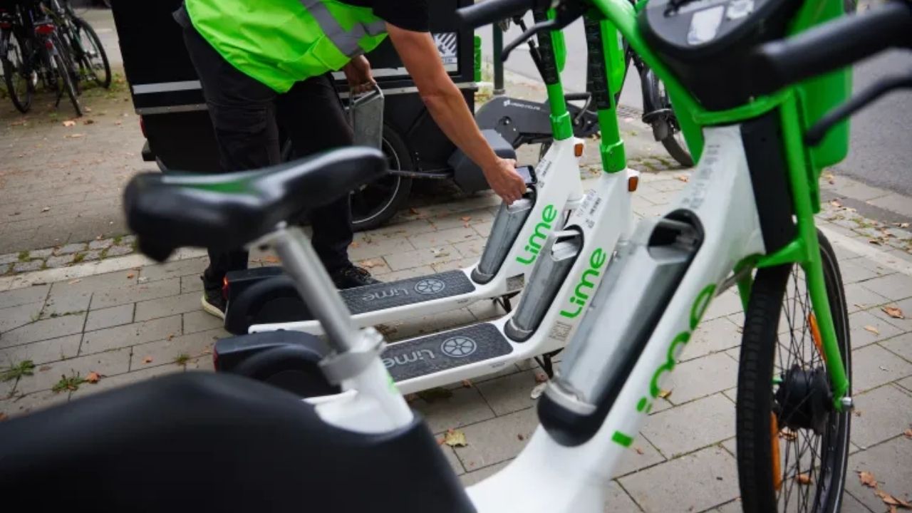 Baterias de patinetes elétricos da Lime serão recicladas pela Redwood para virar material de veículos elétricos.