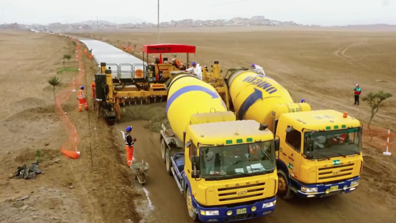 Pavimentadoras de fôrma deslizante moldam o concreto numa só passagem e erguem até 5 km de estrada por dia, criando placas sem emendas que duram décadas.

