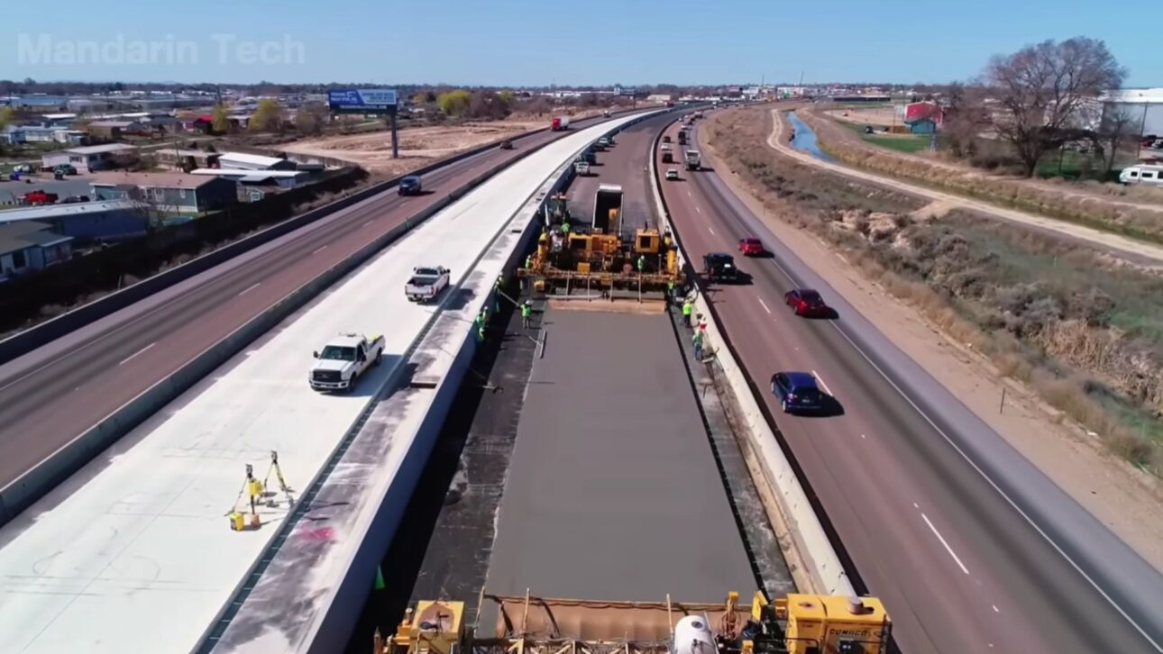 Pavimentadoras de fôrma deslizante moldam o concreto numa só passagem e erguem até 5 km de estrada por dia, criando placas sem emendas que duram décadas.
