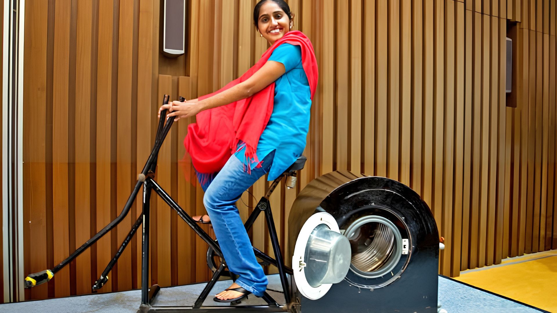 Remya Jose criou na Índia uma máquina de lavar sem eletricidade, movida a pedal, com patente registrada e foco em famílias de áreas rurais.