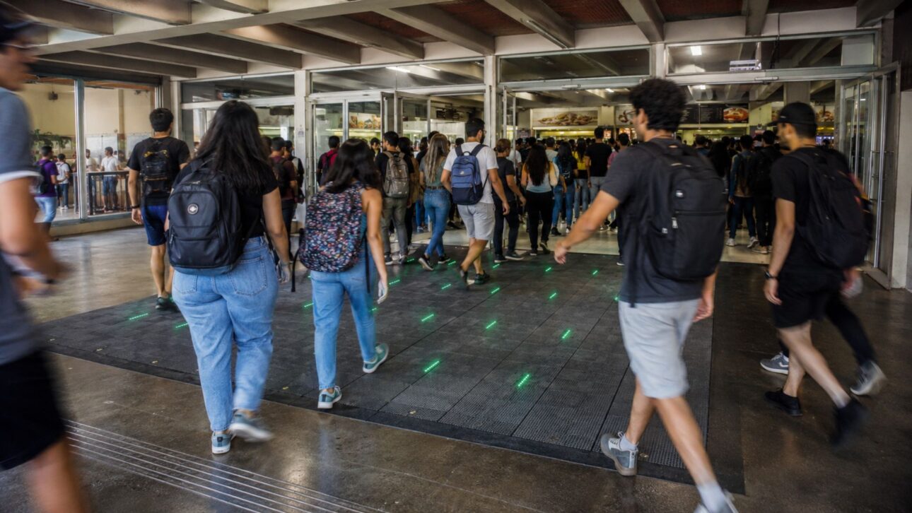 UFMG criou um piso que gera energia: o piso piezoelétrico transforma a energia dos passos no bandejão em energia limpa para ajudar a cortar a conta de luz.
