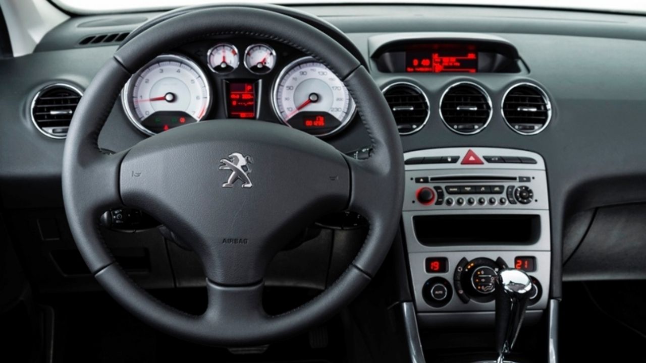 Peugeot 408 Griffe 2015 combina motor turbo, 0 a 100 kmh em 8,3 segundos, porta-malas de 526 litros maior que muito SUV compacto, couro, multimídia, piloto automático e teto solar (2)