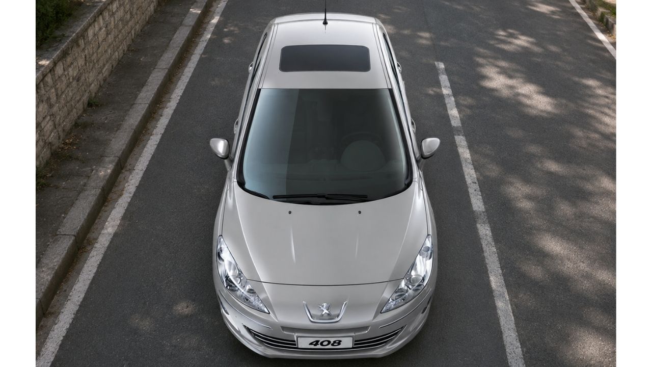 Peugeot 408 Griffe trae motor 1.6 THP, cambio automático, maletero de 526 litros y techo solar como usado completo.