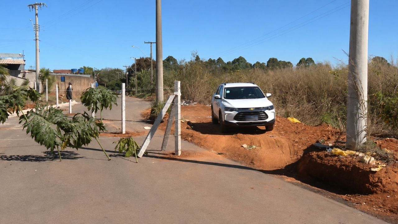 Pista en el DF en Samambaia tiene lotes particulares en el trazado; Terracap y Novacap son cobradas tras bloqueo por cercas.