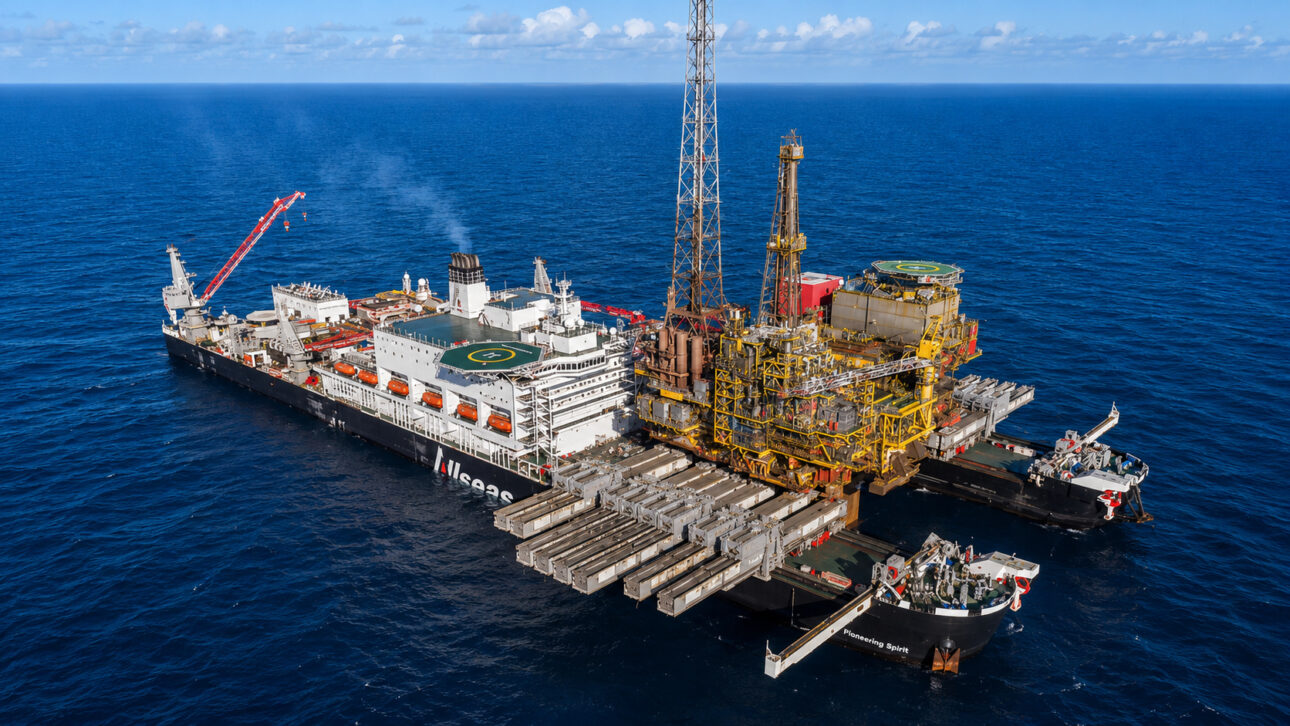 Plataforma de petróleo de 24.200 toneladas é arrancada do Mar do Norte em apenas 10 segundos e levada para virar sucata em terra firme, em uma operação em que mais de 97% da estrutura da Brent Delta foi reaproveitada ou reciclada