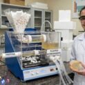 Estudante de 13 anos cria máquina com bactérias que devoram isopor e transformam espuma descartada em energia
