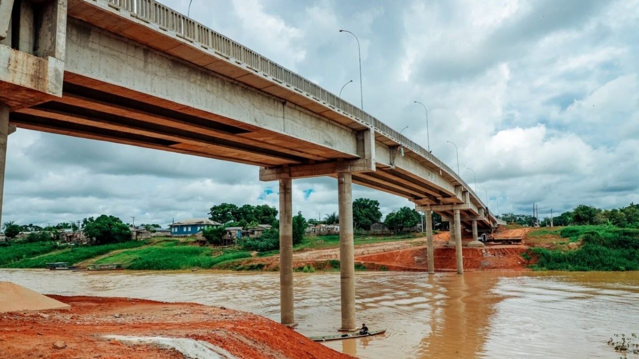 Ponte de R$ 36 milhões desaba no Acre menos de 2 anos após inauguração, deixa 4 feridos, divide estrutura em quatro pedaços e expõe alerta de moradores sobre rachaduras antes de acidente (2)