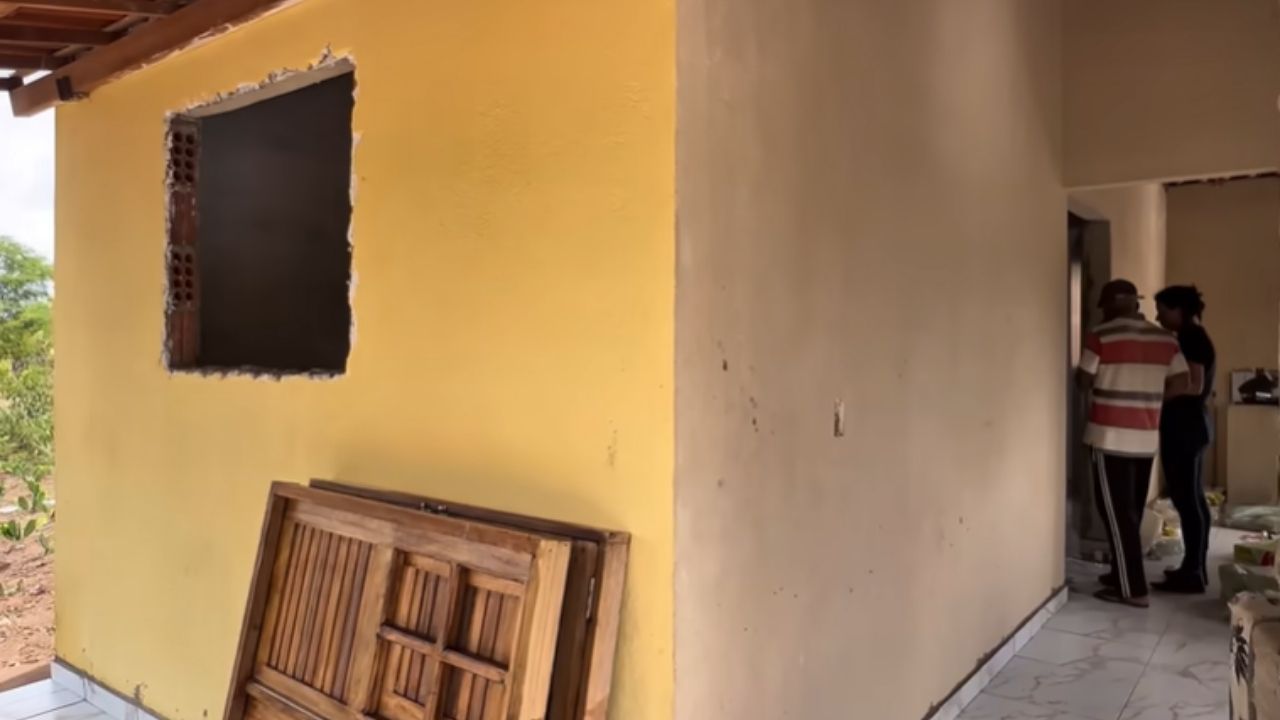 Com portas, casa simples vira abrigo para família antes do inverno em mutirão com vizinhos, voluntários e doadores.
