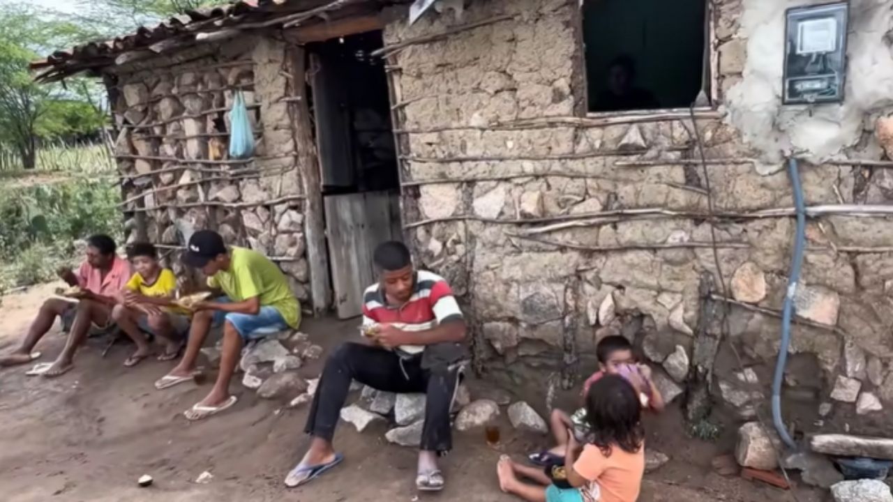 Com portas, casa simples vira abrigo para família antes do inverno em mutirão com vizinhos, voluntários e doadores.