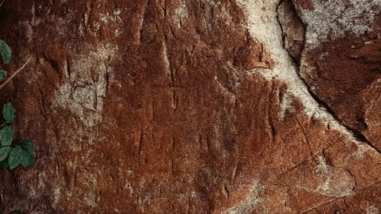 Guardas florestais patrulhavam uma área remota da Tailândia quando encontraram uma caverna desconhecida com arte rupestre pré-histórica, sinais de ocupação humana e petróglifos de cerca de 2.000 anos nunca vistos na região