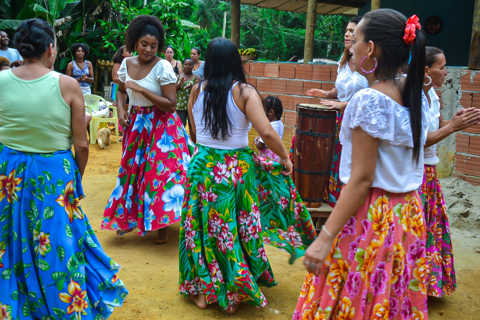 Moradoras de uma comunidade quilombola participam de apresentação cultural com dança tradicional durante atividade do Projeto Quilombo Sustentável apoiado pela Petrobras.