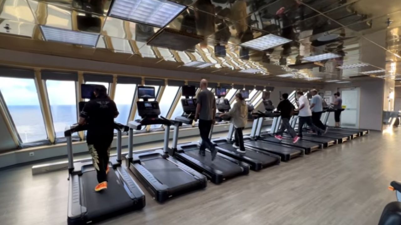 Dono de academia no mercado fitness: academia popular, academia média e academia premium têm custos e lucros simulados.