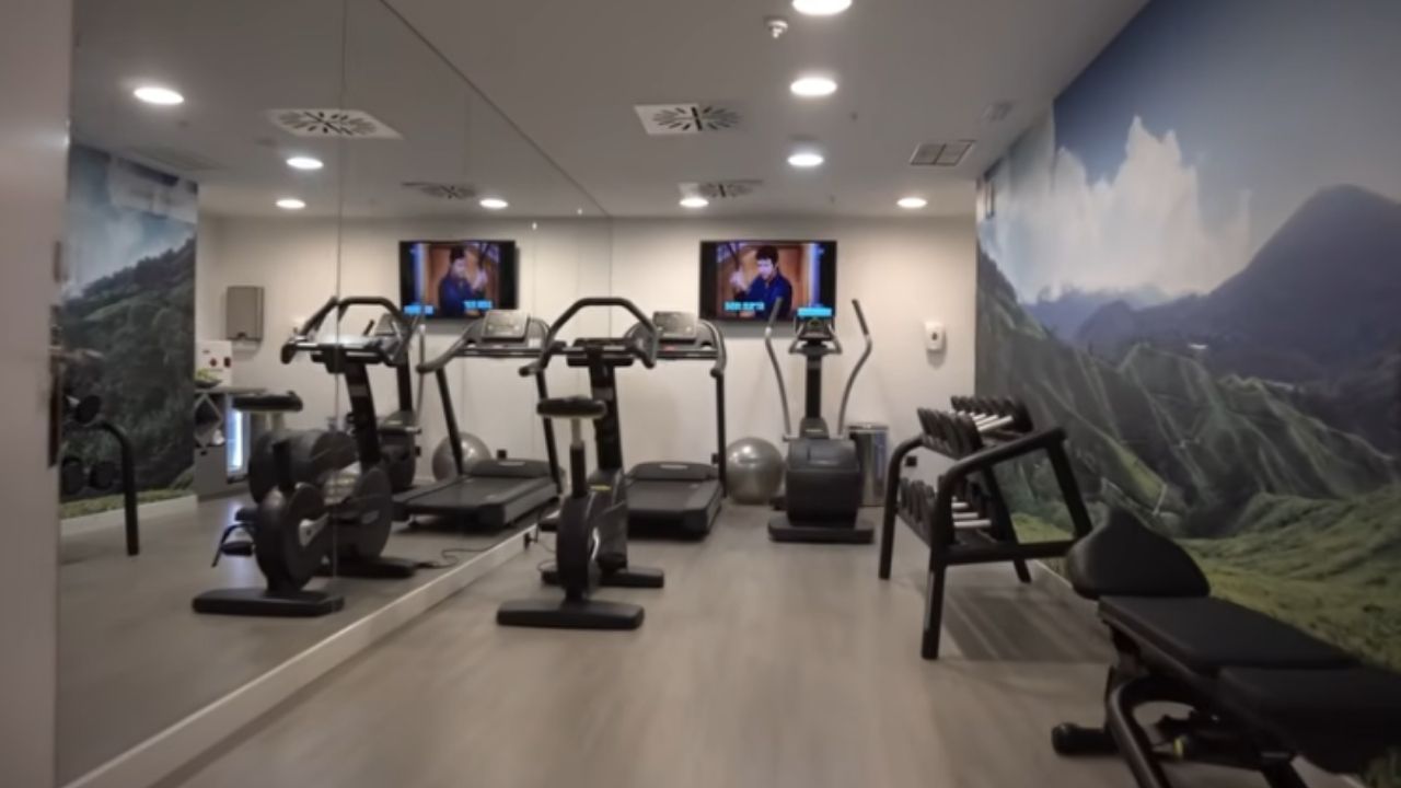 Dono de academia no mercado fitness: academia popular, academia média e academia premium têm custos e lucros simulados.