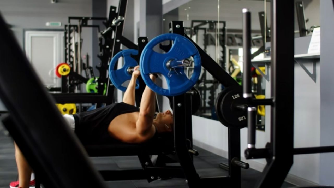 Dono de academia no mercado fitness: academia popular, academia média e academia premium têm custos e lucros simulados.