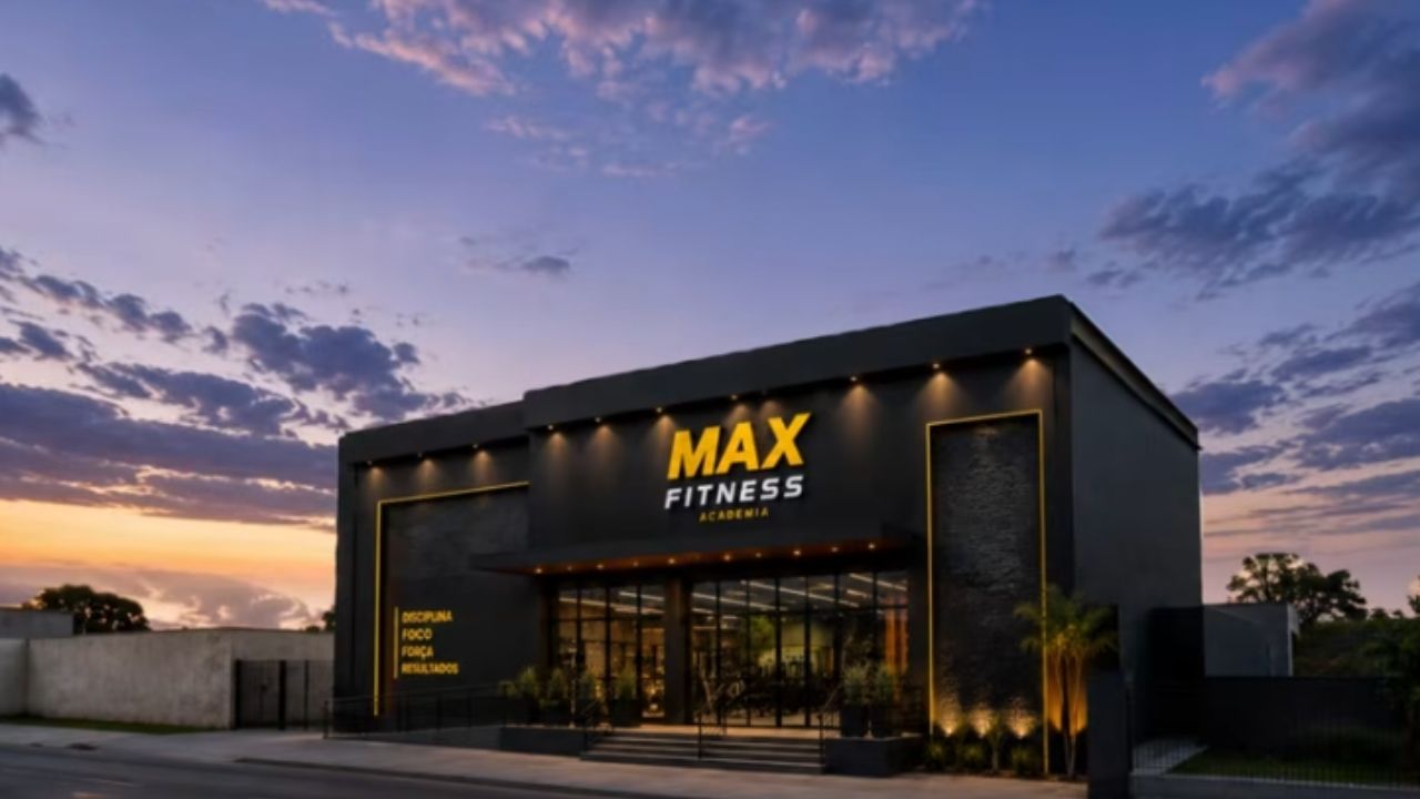 Dueño de gimnasio en el mercado fitness: gimnasio popular, gimnasio medio y gimnasio premium tienen costos y ganancias simuladas.