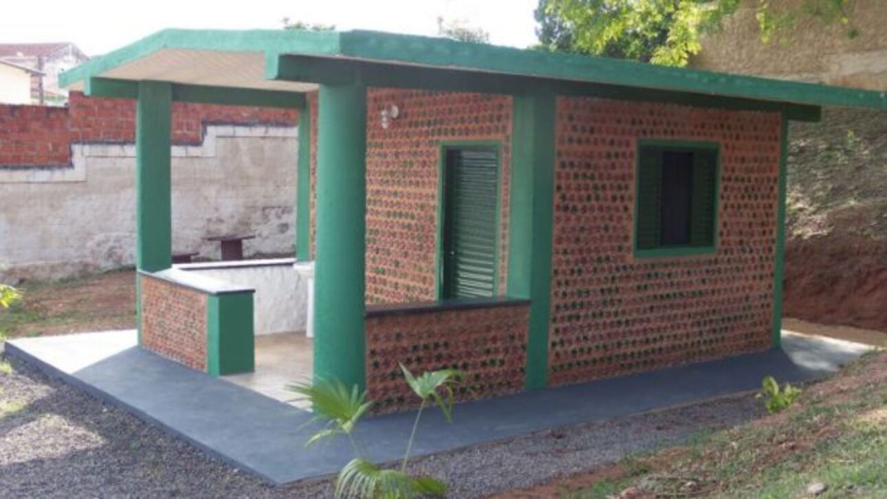 Estudantes brasileiros constroem casa de garrafa PET