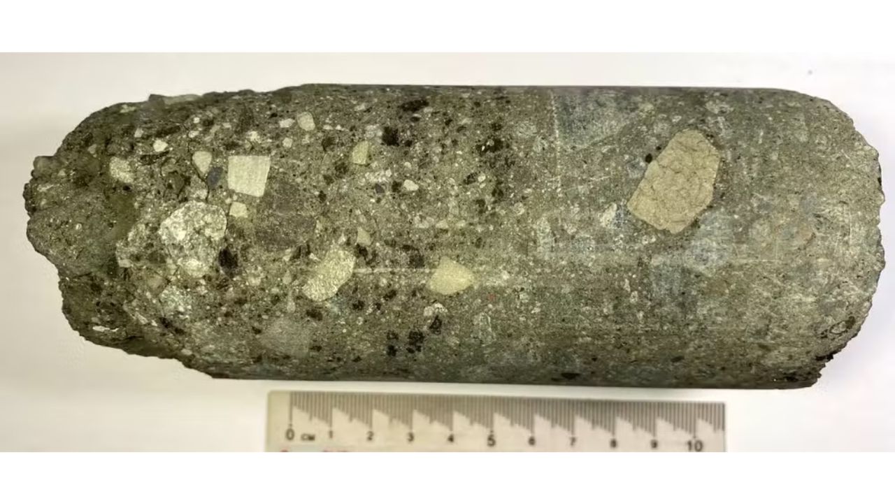 Cientistas confirmam que impacto de meteoro na Austrália há 790 mil anos gerou uma "chuva de ouro" e formou uma cratera única com rochas verdes em Ora Banda.