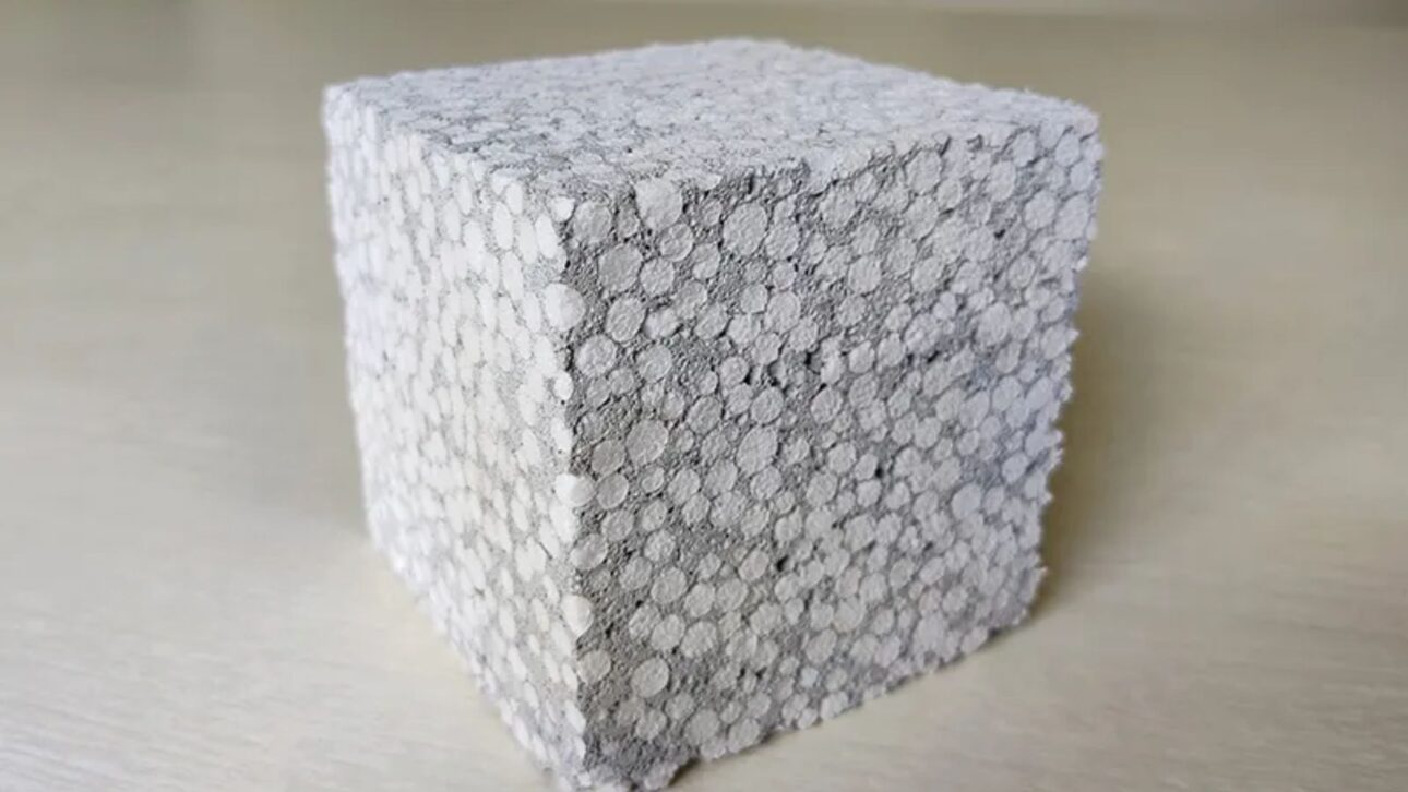 Reaproveitando isopor descartado, um saco de cimento rende cerca de 50 blocos leves de vedação de 30 por 60 cm, sem função estrutural