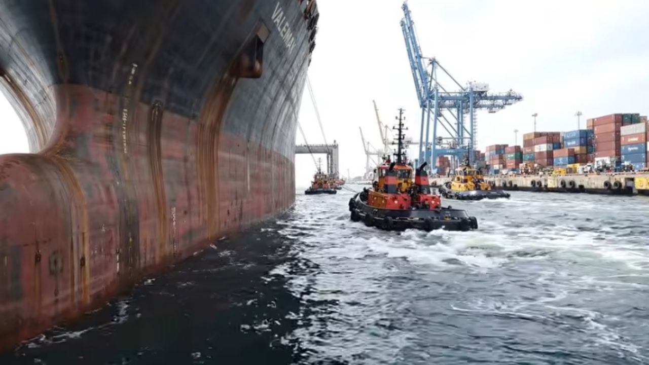 Navios gigantes dependem de rebocadores em portos estreitos para enfrentar vento e correnteza.