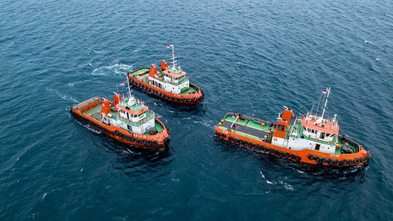 Navios gigantes dependem de rebocadores em portos estreitos para enfrentar vento e correnteza.