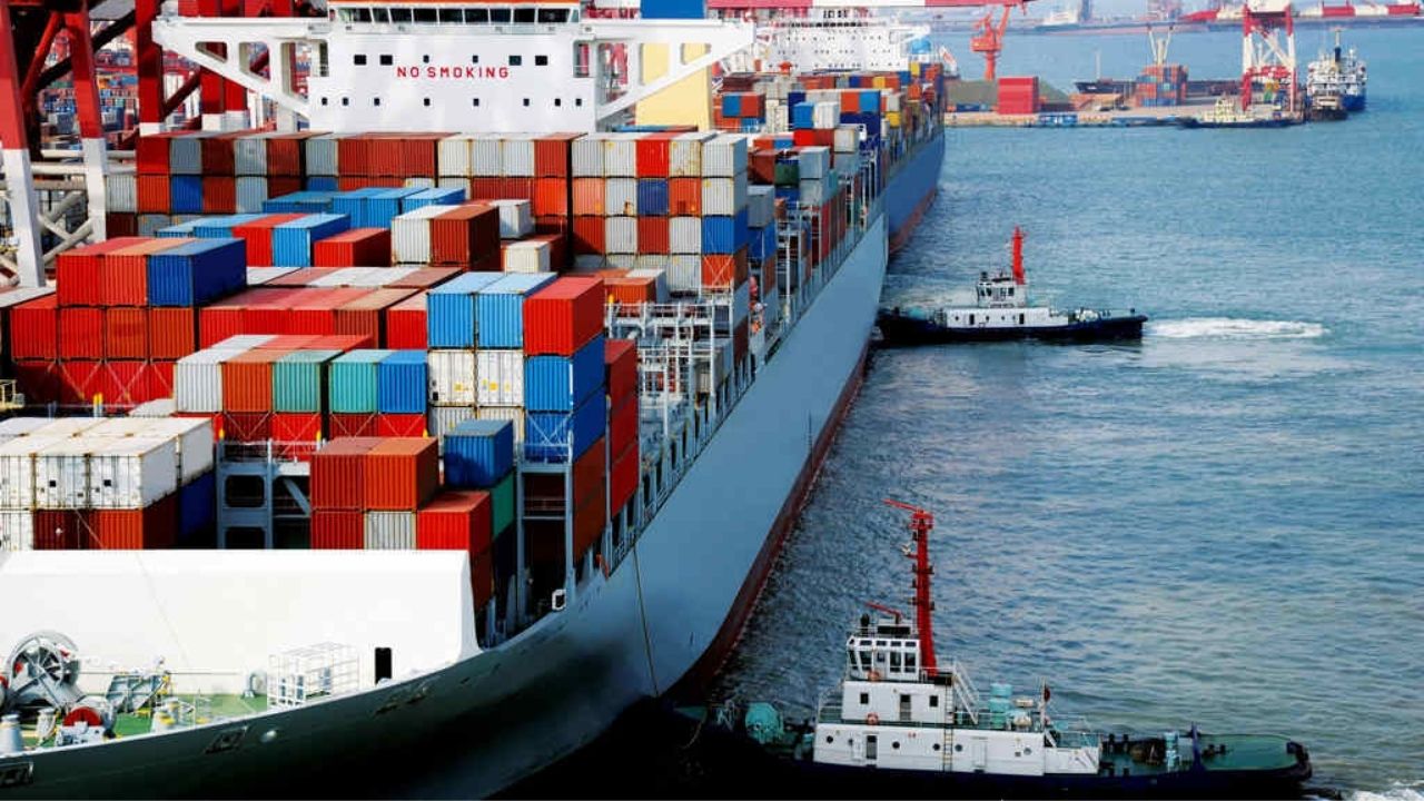 Navios gigantes dependem de rebocadores em portos estreitos para enfrentar vento e correnteza.