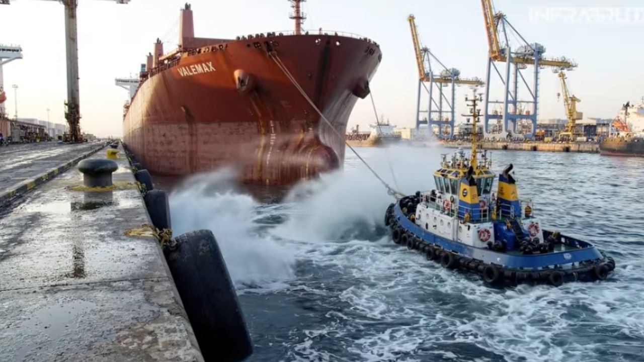 Navios gigantes dependem de rebocadores em portos estreitos para enfrentar vento e correnteza.