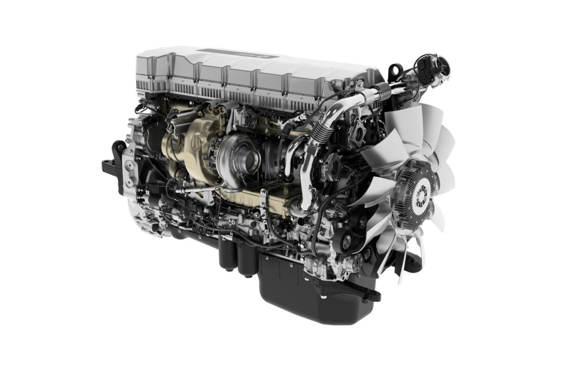 Motor DE13 R da Renault Trucks exibido em imagem de estúdio, destacando componentes internos, turbocompressor e tecnologias voltadas para eficiência energética e redução do consumo de combustível em caminhões pesados.