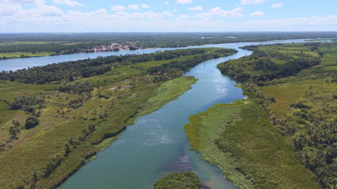 Rio São Francisco tem dunas, água transparente, canoas tradicionais e vilas escondidas em rota rara.