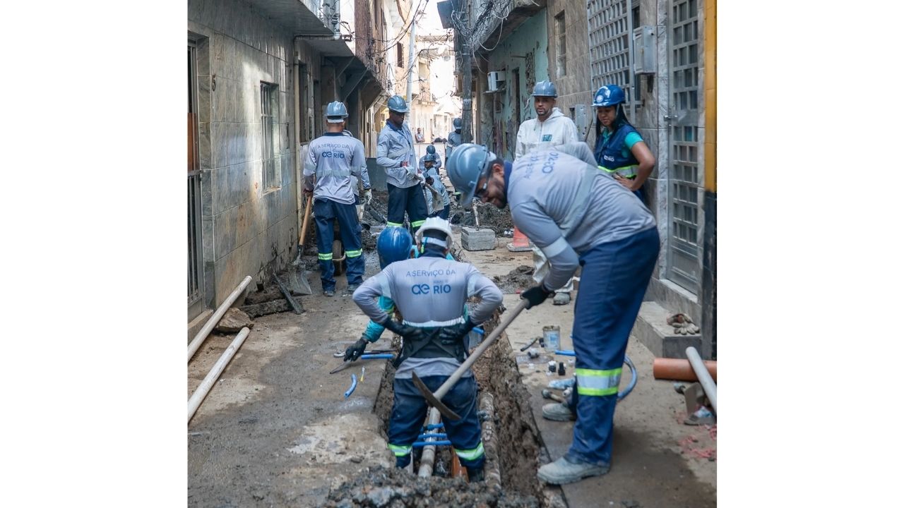 Moradores de comunidades do Rio de Janeiro ganham saneamento, água e esgoto e comprovante de residência após obras.