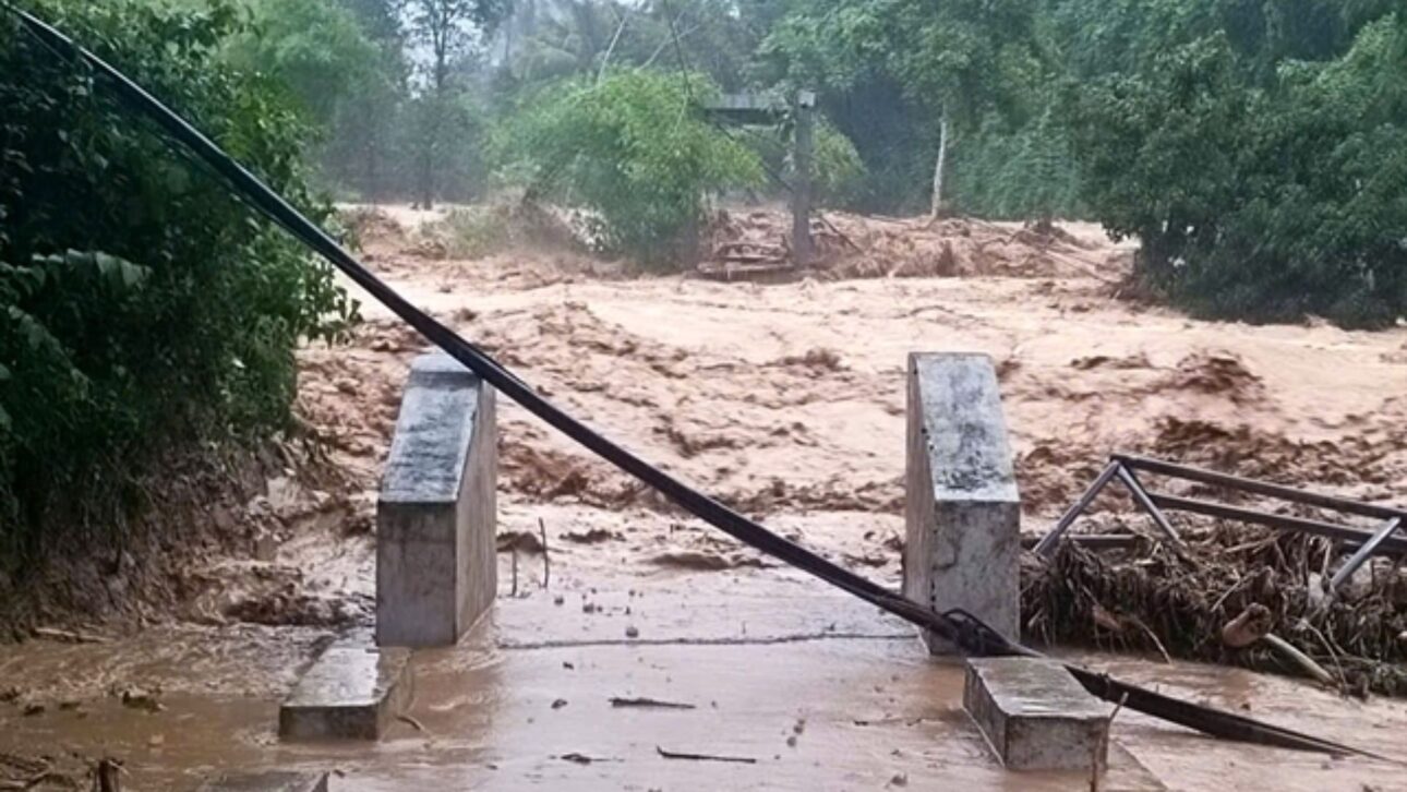 As águas da enchente destruíram uma ponte que dava acesso à vila de Nhôn Mai, na província de Nghệ An, no final da tarde de ontem, isolando 200 famílias. Fotos VNA/VNS