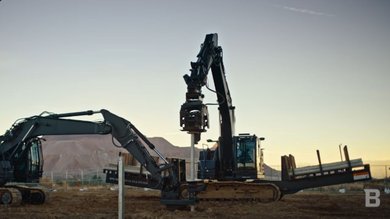 Robô gigante usa inteligência artificial para cravar estacas metálicas em usinas solares e acelerar construção solar.