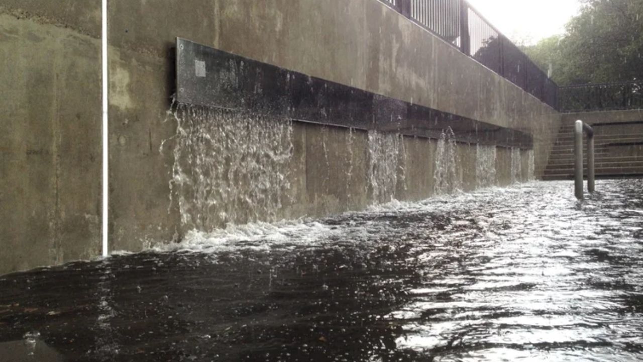 Praça alagável Benthemplein en Róterdam usa drenaje contra inundaciones y almacena 1,7 millones de litros de lluvia.