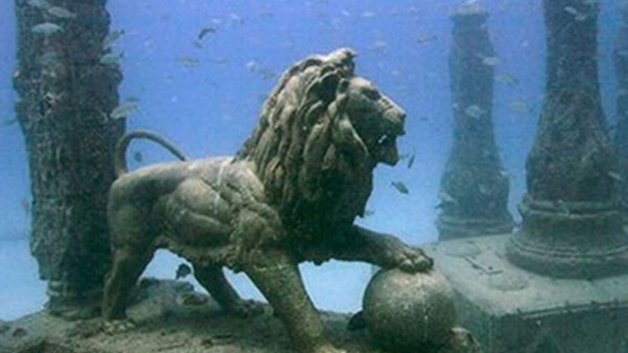 Ruínas submersas no fundo do mar de Alexandria podem guardar segredos de Cleópatra, símbolo do Egito antigo, e pesquisadores investigam a cidade afundada.