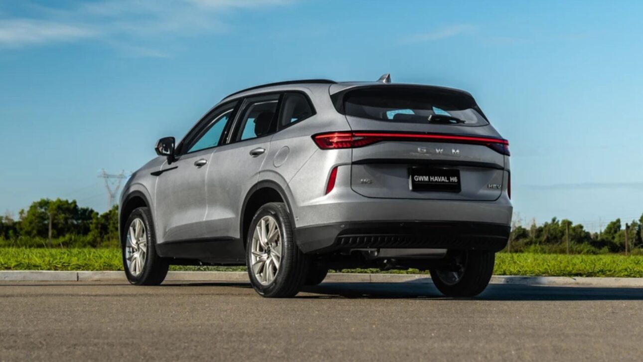 O SUV híbrido Haval H6 HEV One da GWM volta como versão de entrada por R$ 199.900, abaixo das versões topo de Corolla Cross, Creta e HR-V.