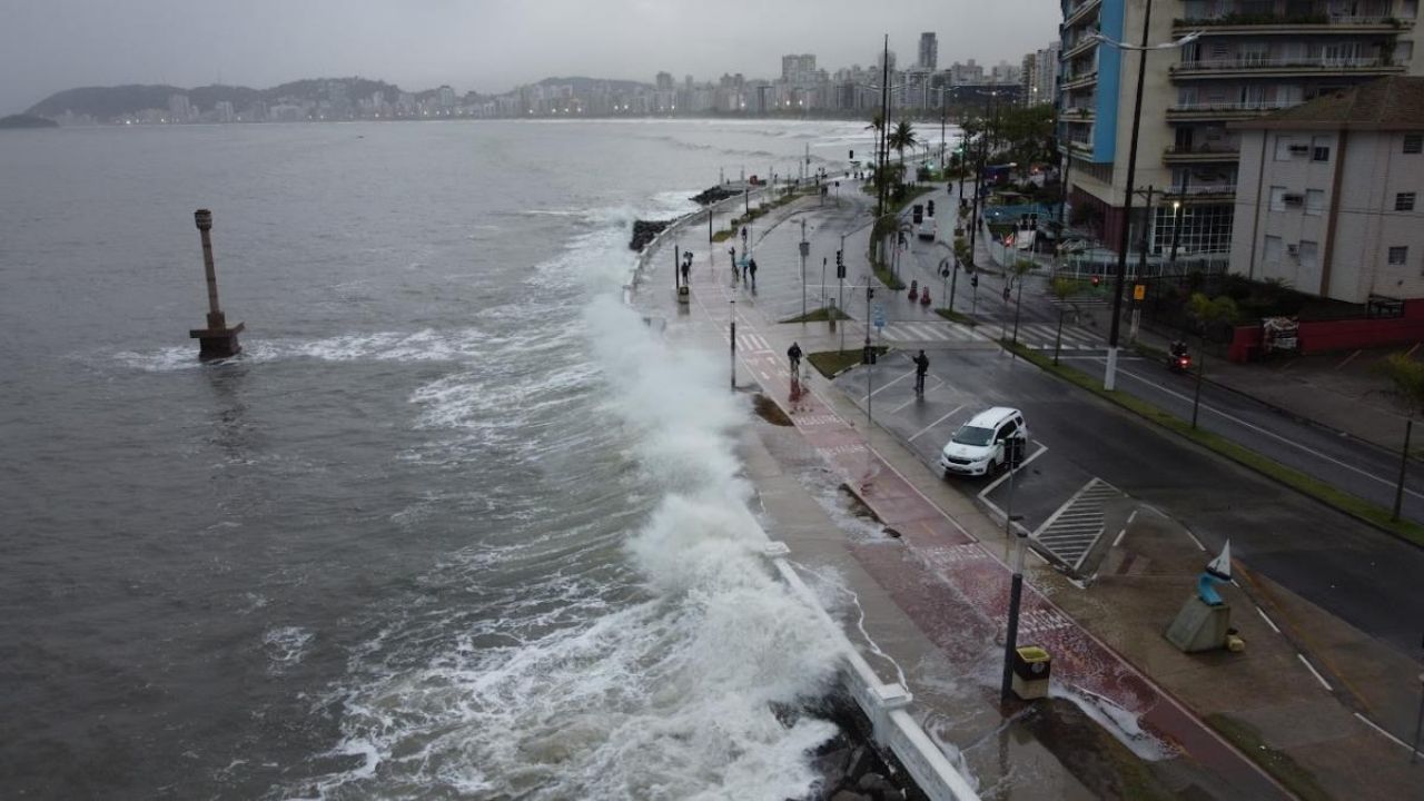 Edificios torcidos de Santos entran en el debate mientras el BNDES aprueba R$ 200 millones para resiliencia climática.