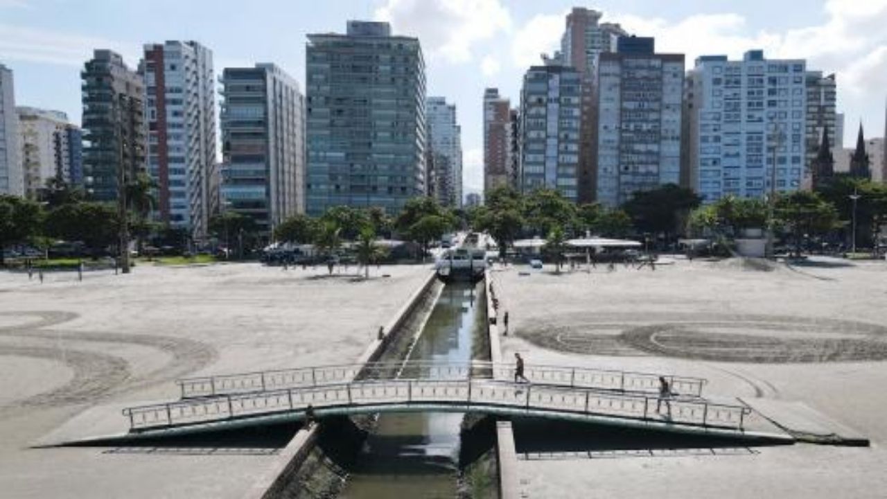 Edificios inclinados de Santos entran en el debate mientras BNDES aprueba R$ 200 millones para resiliencia climática.